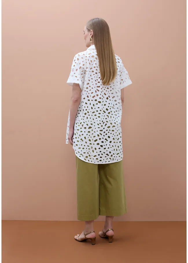 Camisa oversize con detalles perforados