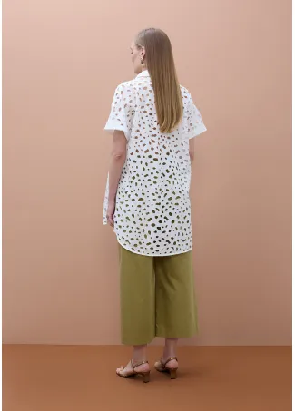 Camisa oversize con detalles perforados