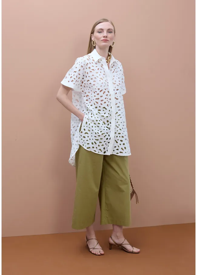 Camisa oversize con detalles perforados