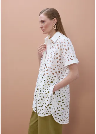 Camisa oversize con detalles perforados