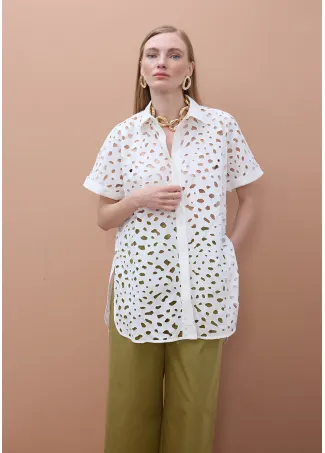 Camisa oversize con detalles perforados