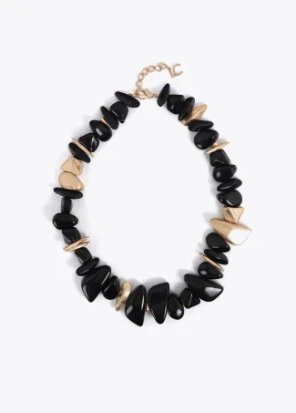 Collar acrílico combinado con piezas metálicas