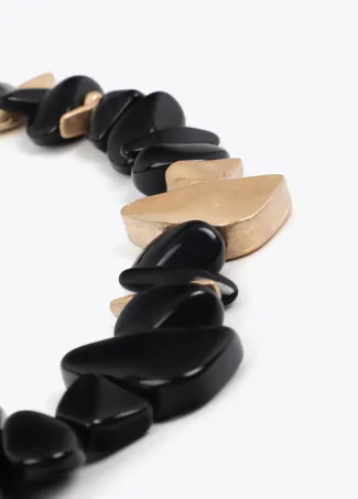 Collar acrílico combinado con piezas metálicas