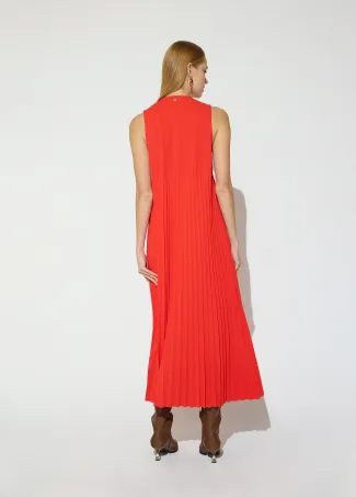 Sleeveless pleated v-neck dress