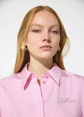 Camisa entallada de rayas con logo a strass