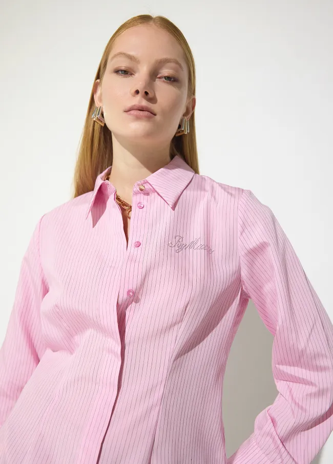 Camisa entallada de rayas con logo a strass