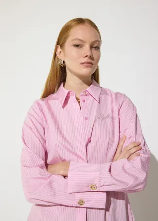 Camisa entallada de rayas con logo a strass