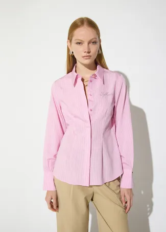 Camisa entallada de rayas con logo a strass
